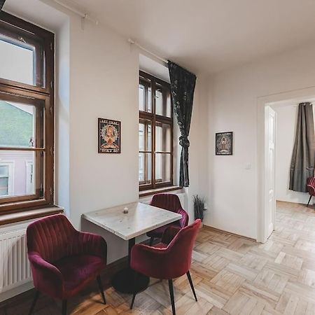 Carolina'S Yoga Apartment Hradec Kralove Luaran gambar