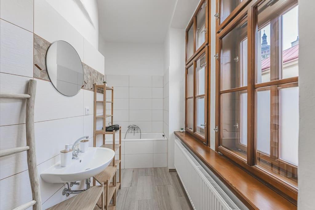 Carolina'S Yoga Apartment Hradec Kralove Luaran gambar