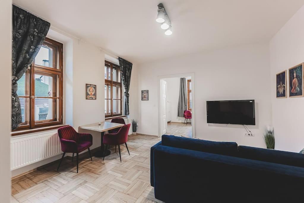 Carolina'S Yoga Apartment Hradec Kralove Luaran gambar
