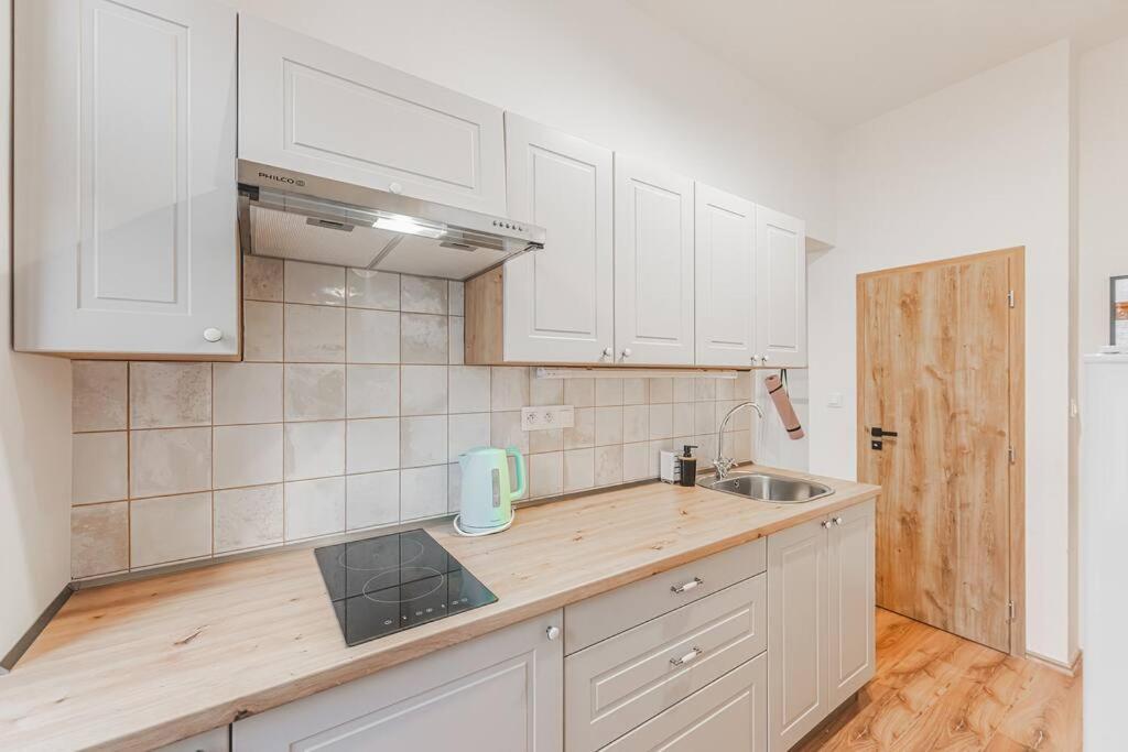 Carolina'S Yoga Apartment Hradec Kralove Luaran gambar