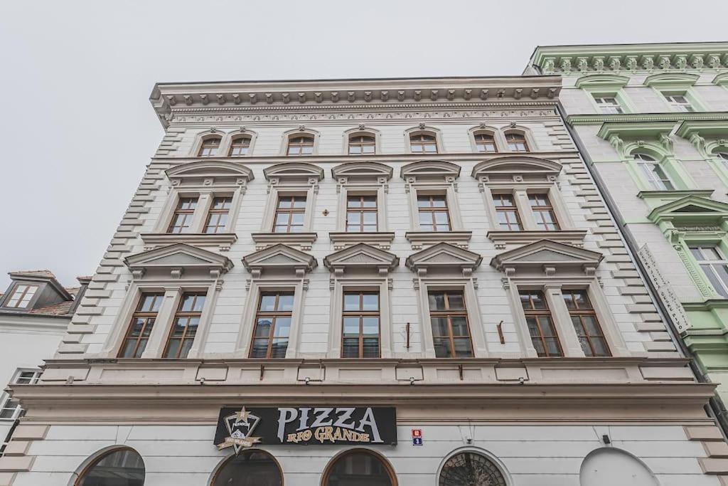 Carolina'S Yoga Apartment Hradec Kralove Luaran gambar