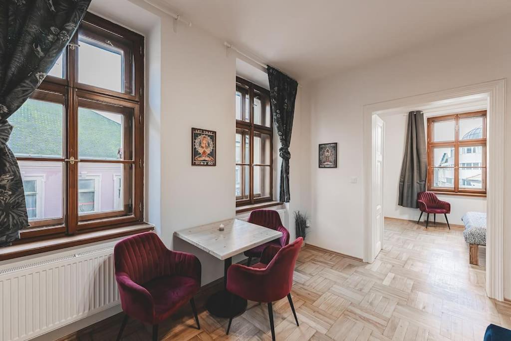 Carolina'S Yoga Apartment Hradec Kralove Luaran gambar