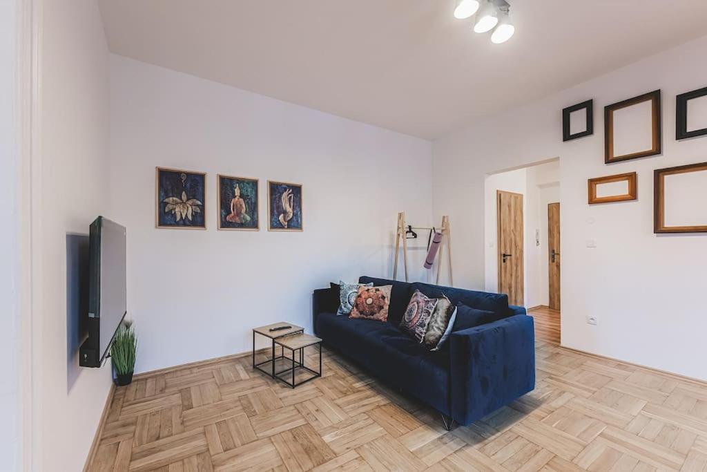 Carolina'S Yoga Apartment Hradec Kralove Luaran gambar