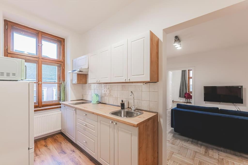 Carolina'S Yoga Apartment Hradec Kralove Luaran gambar