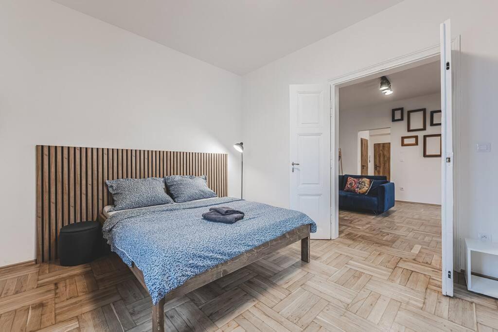 Carolina'S Yoga Apartment Hradec Kralove Luaran gambar